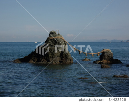 晴天，平靜的海浪中的母岩[二見浦] 84422326