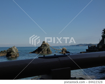 晴天，平靜的海浪中的母岩[二見浦] 84422328