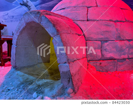 An igloo made of snow like a house An igloo made of snow like a house 84423030