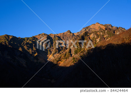 深秋的谷川山和町河澤的岩石山脊 深秋的谷川山和町河澤的岩石山脊 84424464