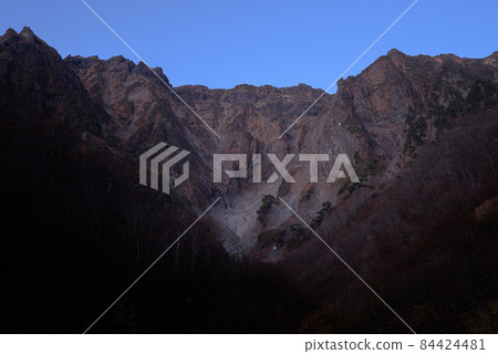 深秋的黎明，谷川岳一野倉澤的岩壁 84424481