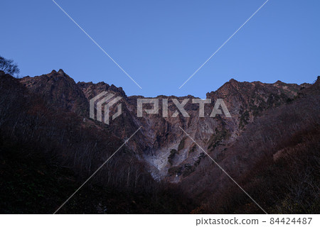 深秋的黎明，谷川岳一野倉澤的岩壁 84424487