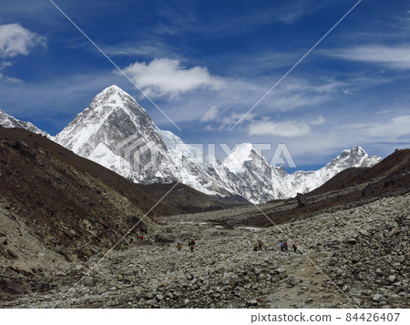 Trail towards the Everest Base Camp. Trail towards the Everest Base Camp. 84426407