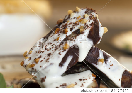 chocolate cake with white and dark chocolate 84427923