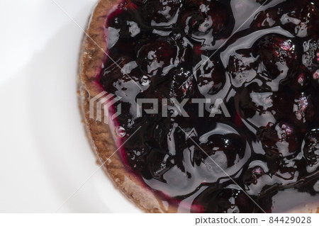 cake with butter cream and black currant jam 84429028