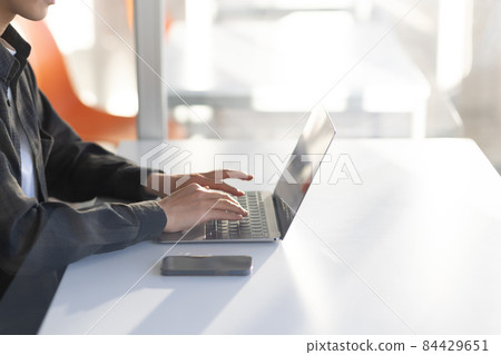 膝上型計算機和刷新的年輕人 84429651