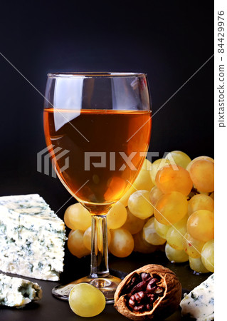 white dessert wine grapes blue cheese walnut white dessert wine grapes blue cheese walnut 84429976