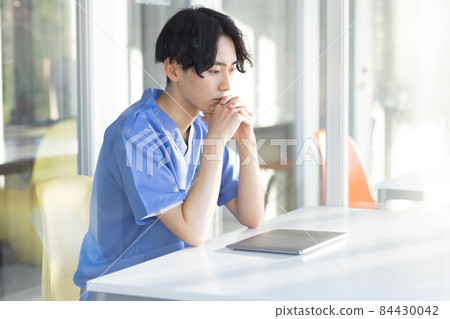 膝上型計算機和刷新的年輕人 84430042