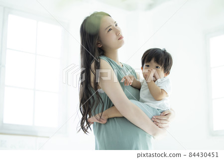 媽媽抱著一個 1 歲的男孩 84430451