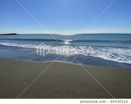 陽光燦爛的湘南海岸風光,閃亮的水面和藍天 陽光燦爛的湘南海岸風光,閃亮的水面和藍天 84430526