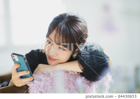 觀看智能手機的婦女 觀看智能手機的婦女 84430653