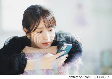 觀看智能手機的婦女 觀看智能手機的婦女 84430654