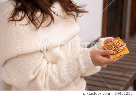 享受日本當地美食的女性 享受日本當地美食的女性 84431293