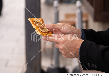 享受日本當地美食的男士 享受日本當地美食的男士 84431295