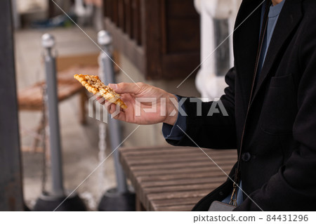 享受日本當地美食的男士 享受日本當地美食的男士 84431296