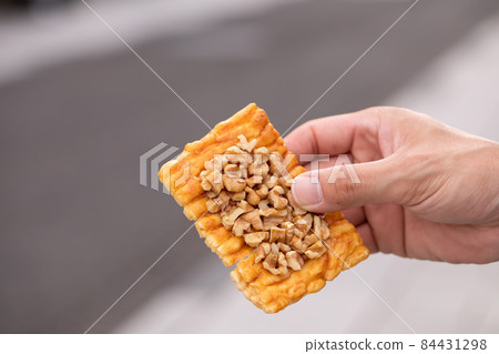 享受日本當地美食的男士 享受日本當地美食的男士 84431298