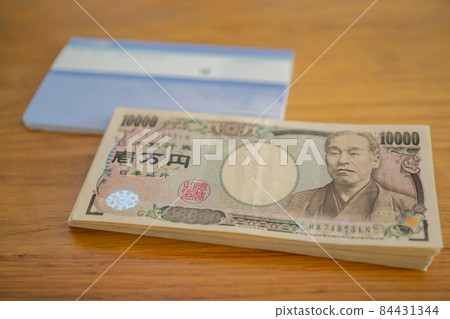 Passbook and tens of thousands of yen Passbook and tens of thousands of yen 84431344
