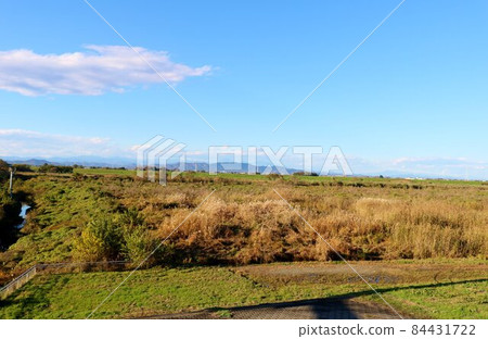 從河床看到的平靜的秋天風景 84431722