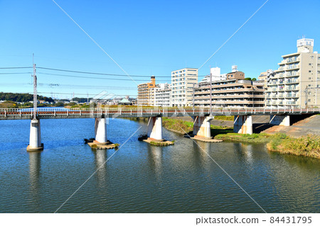 Otsunabashi / Looking upstream from the Tsurumi River (Yokohama City, Kanagawa Prefecture) [2021.11] 84431795