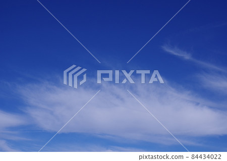 Blue sky, winter clouds, cirrus clouds, winter sky, clouds, background, background material image 84434022