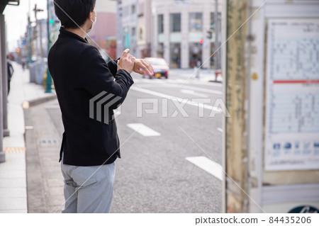 在公交車站等車的男人 84435206