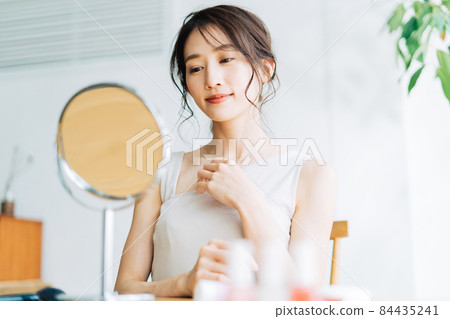 女性檢查頭髮製作 84435241