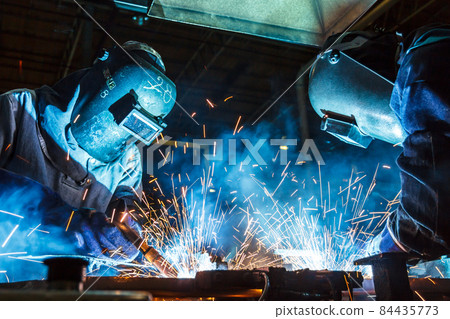 The movement of workers with protective mask welding metal. 84435773