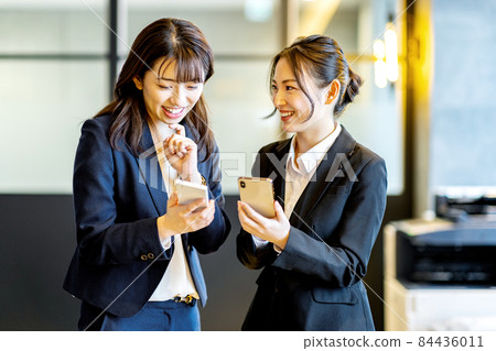 女人西裝智能手機 84436011