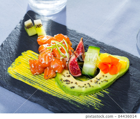Raw tuna tartare 84436014