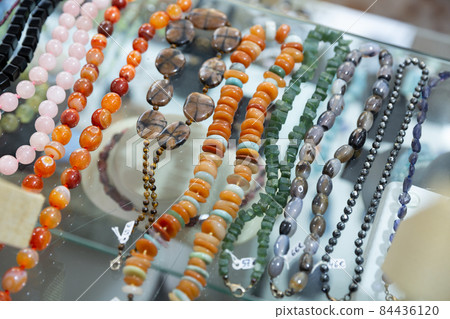 Necklaces made of semiprecious stones 84436120