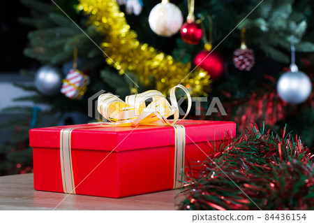 Red Christmas gift box 84436154
