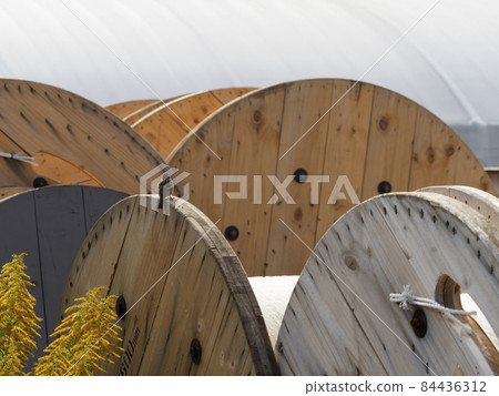 堆疊的電纜捲筒和麻雀 84436312