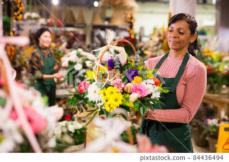 Flower seller prepares a luxury bouquet at flower shop 84436494