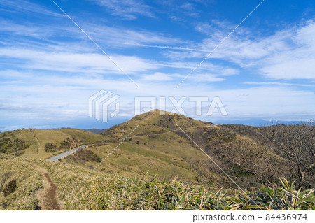A view from the vicinity of the Odoi parking lot toward Mt. Daruma (Nishi-Izu Skyline) 84436974