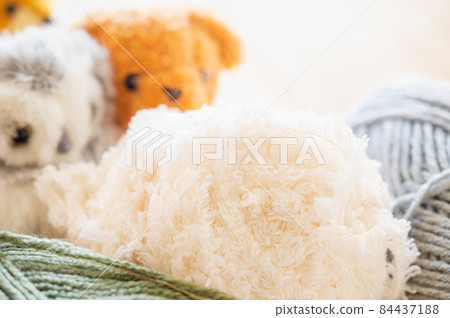 Fluffy yarn ball 84437188