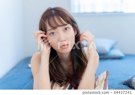 A prone woman looking straight A prone woman looking straight 84437241