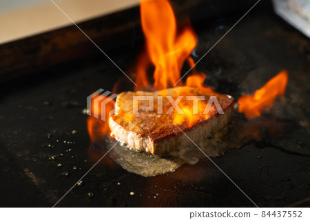 Steak meat iron plate flambe Steak meat iron plate flambe 84437552