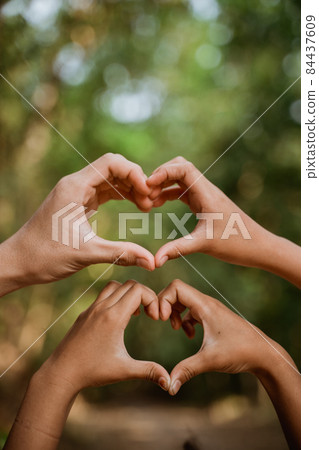 hand showing love with finger with blur background 84437609
