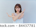A woman who poses with her hands 84437781