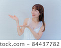 A woman who poses to introduce with both hands 84437782