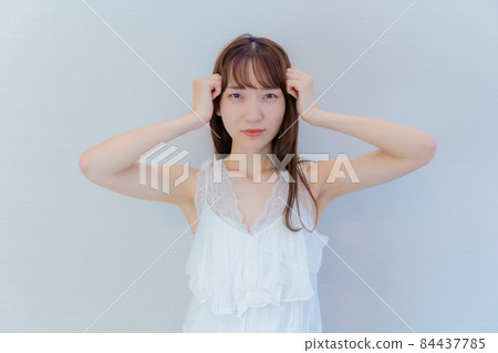 A woman who puts her hands on her head and poses in trouble A woman who puts her hands on her head and poses in trouble 84437785