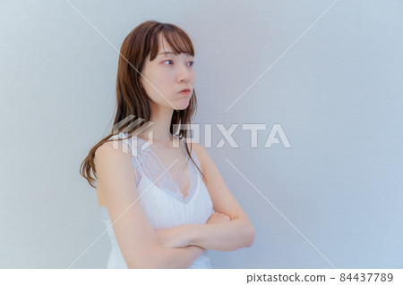 A woman whose cheeks are swollen and blown away A woman whose cheeks are swollen and blown away 84437789