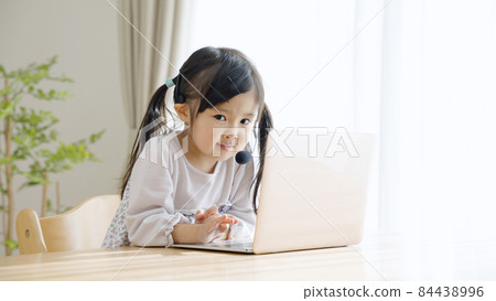 Children studying online using a computer (childcare / parenting) 84438996
