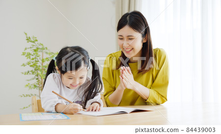 4歲的孩子學習(育兒/育兒)。 4歲的孩子學習(育兒/育兒)。 84439003
