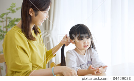 給孩子做頭髮的媽媽(育兒、育兒、家庭、家庭) 給孩子做頭髮的媽媽(育兒、育兒、家庭、家庭) 84439028