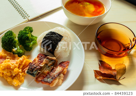 一盤飯糰，炒雞蛋和烤魚 84439123