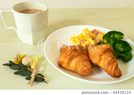 一盤羊角麵包和一杯牛奶咖啡 一盤羊角麵包和一杯牛奶咖啡 84439124