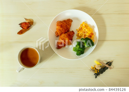 一盤羊角麵包和炒雞蛋的鳥瞰圖 一盤羊角麵包和炒雞蛋的鳥瞰圖 84439126