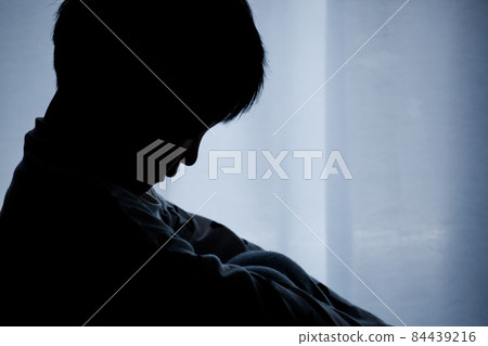 孩子坐下垂的外形剪影 84439216