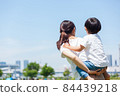 母親背著孩子 84439218